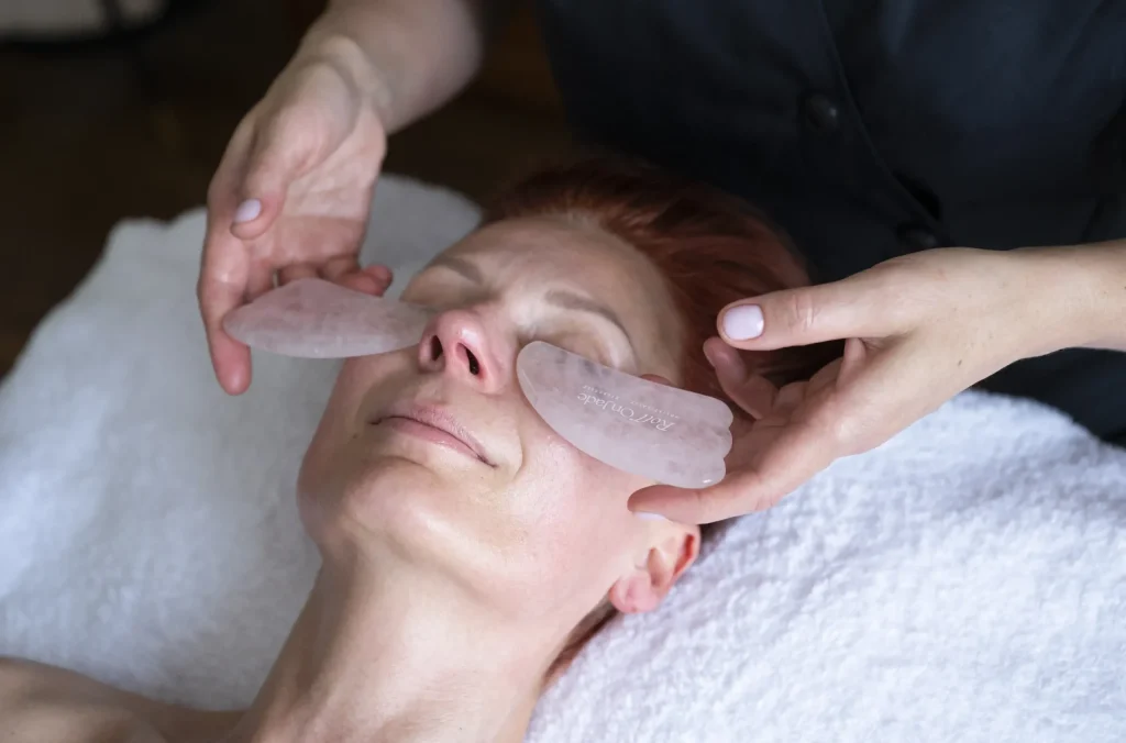 Massage du visage Gua Sha réalisé par Svetlana Cugnet à Dijon