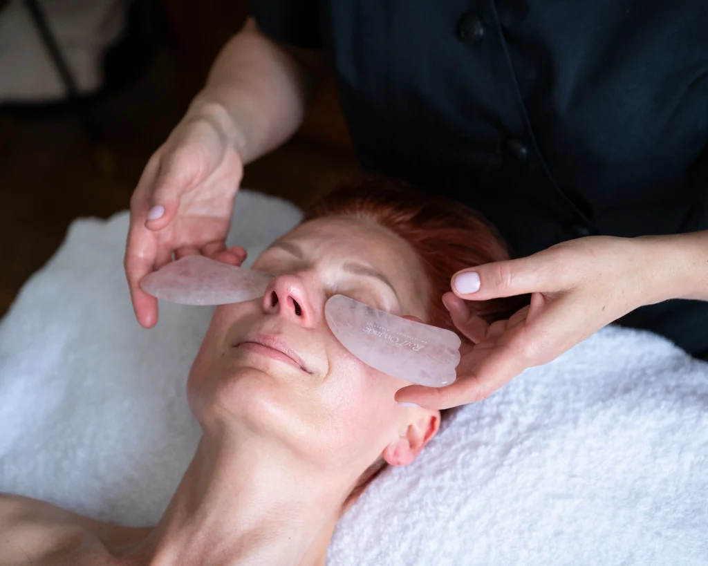 Massage Gua Sha du visage réalisé à Dijon.